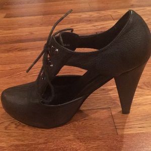 Trendy Leather black platform cut-outs heel